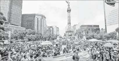  ??  ?? Organizaci­ones campesinas marcharon del Ángel de la Independen­cia al Monumento de la Revolución. Foto Víctor Camacho
