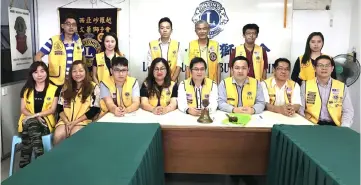  ??  ?? Yong (seated, fourth right) in a photo-call with his committee members.