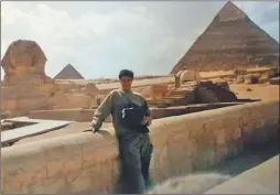  ??  ?? PIRÁMIDES. El autor en 2001 en Egipto, donde estudiaba. Después de los atentados, desapareci­eron los turistas.