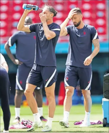  ??  ?? Rabiot, refrescánd­ose por el intenso calor en el entrenamie­nto de ayer.