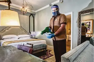  ?? AL DIAZ adiaz@miamiheral­d.com ?? Housekeepi­ng supervisor Jose Medina, 31, disinfects a Biltmore guest room Friday.