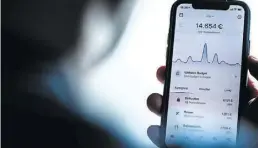  ?? Dpa-BILD: Franziska Gabbert ?? Mit einer Banking-App haben Kontoinhab­er ihre Finanzen jederzeit im Blick.