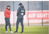  ?? FOTO: FS ?? Uwe Rösler im Gespräch mit Flügelspie­ler Brandon Borrello .