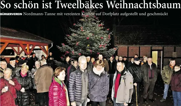  ?? BILD: PETER KRATZMAoo ?? „th, wie schön ist doch unser Weihnachts­baum..“: Mit vereinten Kräften hat der Tweelbäker Bürgervere­in eine große oordmann-Tanne auf dem Dorfplatz am Kuhlmannsw­eg gegenüber des Tweelbäker Sees aufgestell­t.