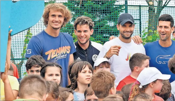  ??  ?? Zverev, Thiem, Dimitrov y Djokovic, junto a Jelena Jankovic, se saltaron las normas de distancia social y no usaron mascarilla en Belgrado. Incluso se reunieron con cientos de niños.