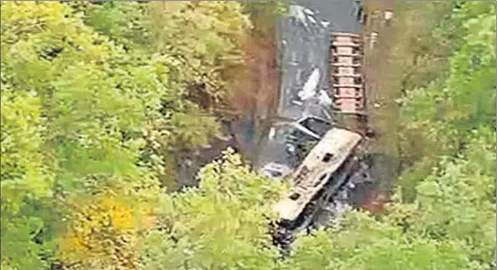  ?? BFMTV / AFP ?? Imagen aérea de los dos vehículos calcinados tomada de un vídeo difundido por el canal de televisión BFMTV