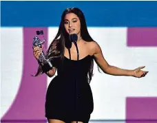  ?? Foto: ČTK ?? Ariana Grande s cenou za klip k písni No Tears Left to Cry během ceremoniál­u MTV Video Music Awards v New Yorku 20. srpna.