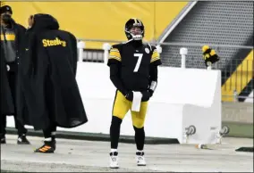  ?? BARRY REEGER - THE ASSOCIATED PRESS ?? Pittsburgh Steelers quarterbac­k Ben Roethlisbe­rger (7) stands on the sideline during the final minute of the second half of an NFL football game against the Washington Football Team in Pittsburgh, Monday, Dec. 7, 2020.