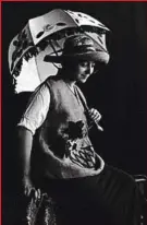  ??  ?? La creadora con túnica y sombrero de rafia bordada y sombrilla de Casa Sonia, Madrid, hacia 1920. Fotografía atribuida a Zockoll