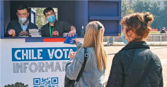  ?? / AFP ?? Ante la votación que se llevará a cabo por la nueva Constituci­ón de Chile, surge la pregunta de hasta qué punto lo contenido en ella es aspiracion­al.