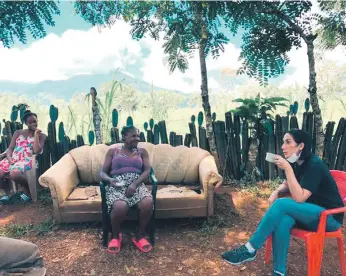  ??  ?? La primera dama Raquel Arbaje se toma un café con doña Rosa luego de una jornada de reforestac­ión en el municipio Villa Altagracia, San Cristóbal.