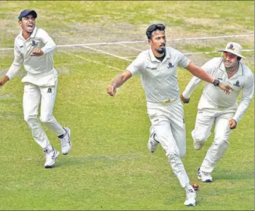  ?? PTI ?? ■
Bengal pace bowler Ishan Porel celebrates with teammates after dismissing Karnataka opener KL Rahul for nought.