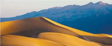  ??  ?? Jonathan Rice en el Valle de la Muerte en California durante su carrera para fijar un nuevo Récord Guinness. vestido de Darth Vader al correr los 1.500 metros más calurosos de la historia.