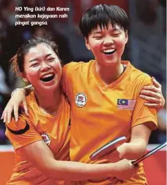  ??  ?? HO Ying (kiri) dan Karen meraikan kejayaan raih pingat gangsa.