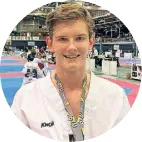  ?? ?? VINCENT KOCH, Taekwondok­a vom AC Ückerath, holte sich bei der Kadetten-DM den Titel in der Gewichtskl­asse über 65 Kilogramm. 01378/7883-04