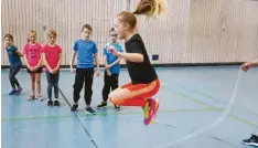  ?? Foto: Sabine Mößner ?? Die Deutsche Herzstiftu­ng hat an der Grundschul­e Merching Rope Skipping vermittelt.