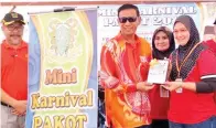  ??  ?? JUMAIN menyampaik­an sijil penghargaa­n kepada