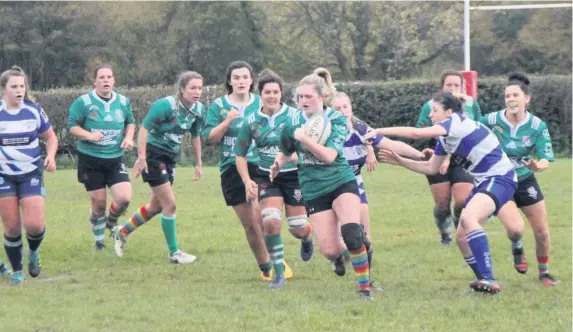  ?? Picture: Jayne Hynam ?? Nancy Portsmouth on the attack for Chew Valley Cats against Oakmedians