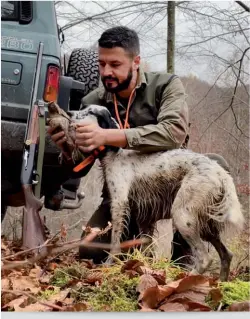  ?? ?? Ogni volta un racconto, un’avventura diversa, inspiegabi­le a chi non pratica questa affascinan­te caccia. Non contano i numeri, ma le emozioni, il cane in ferma che in un metro quadrato di ettari di bosco ha saputo scovare la regina e magari, come tante volte succede, anche ritrovarla come un buon cane da beccacce sa fare. Queste le parole di Nicola Chindamo, ritratto in foto