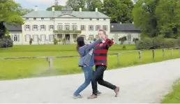  ?? BILD: Privat ?? In der Corona-Zeit: Arnd-Ragnar und Verena Rhiemeier vor dem Rasteder Schloss