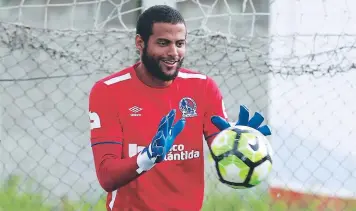  ?? FOTOS: RONAL ACEITUNO ?? Edrick Menjívar durante el entrenamie­nto de ayer en el Estadio Los Ángeles, al sur de la ciudad; el portero de Islas de la Bahía le ganó el puesto a Donis Escober y ahora va por brillar en la Bicolor.