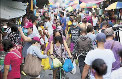  ?? MICHAEL VARCAS ?? There is no social distancing for shoppers at the old public market in Taytay, Rizal yesterday.