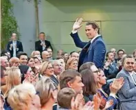  ?? APA ?? Bad in der gut sortierten Menge: Sebastian Kurz ein Jahr nach seinem Wahlsieg