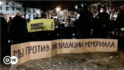  ?? ?? Акция в поддержку "Мемориала" перед посольство­м РФ в Берлине, 17 ноября 2021 г.