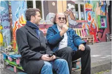  ??  ?? Im Düsseldorf­er Hausbesetz­erviertel erzählt Alfred Platow (rechts) Markus Wanzeck von der alternativ­en Szene in den alten Zeiten.