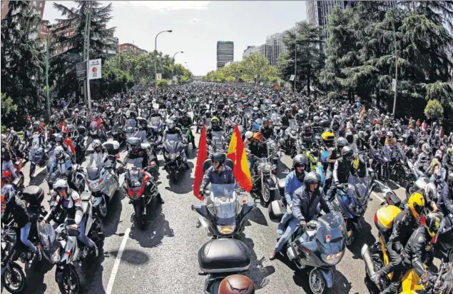  ??  ?? SU AFICIÓN. Gran homenaje a Ángel Nieto en Madrid. Miles de motos tomaron los alrededore­s del Bernabéu y desfilaron hasta el Jarama para despedir al ‘12+1’.