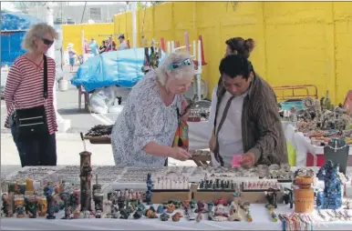  ??  ?? Pasajeros del “Carnival Valor” compran en el tianguis artesanal que cada día de crucero se instala en el local del FUTV, que la Comuna renta