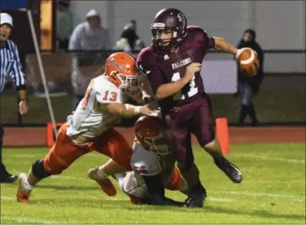  ?? AUSTIN HERTZOG - DIGITAL FIRST MEDIA ?? Pottsgrove quarterbac­k Jay Sisko (11) and the District 1-4A champion Falcons head to Northern Lehigh tonight to face District 4 champion Jersey Shore in a PIAA first round game.