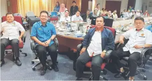  ??  ?? DIALOG: Julaihi, Dr Jerip, Huang dan Ding pada Sesi Dialog Pembinaan Jalan Penghubung Sarikei ke Tanjung Manis dan Jambatan Batang Rajang.
