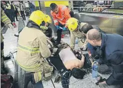  ?? APPLE DAILY/ REUTERS ?? Un herido recibe asistencia médica en el metro de Hong Kong