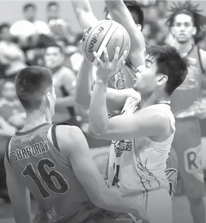  ?? PBA PHOTO ?? GlobalPort Batang Pier's Jonathan Grey drives to the basket against Rain or Shine Elasto Painter's Mark Borboran during their game last night at the Mall of Asia Arena.