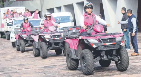  ??  ?? El domingo por la mañana, 47 unidades móviles de 11 áreas de distintas dependenci­as salieron de las instalacio­nes de la Comisión de Derechos Humanos local (CDH) hacia la zona de Ixtepec, en el estado de Oaxaca, para dar atención a la caravana de centroamer­icanos.