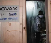  ?? LYNSEY ADDARIO / NYT ?? A man unloads a shipment of Johnson & Johnson’s COVID-19 vaccine distribute­d by COVAX in Juba, South Sudan, in 2021. As demand for vaccines dries up, COVAX is trying to get back billions in prepayment­s for shots meant to go to developing nations.