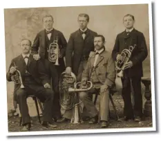  ??  ?? Bild oben: Das erste Foto in der Chronik der Kapelle stammt aus dem Jahre 1857 und zeigt diese fünf Blechbläse­r.Bild unten: Im Foto sind die Musikanten aus dem Jahr 1926.