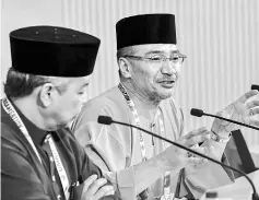  ??  ?? Hishammudd­in answers questions from the media as Zahid looks on. — Bernama photo