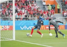  ?? AP ?? Mbappé, izquierda, anota el gol que dio el triunfo francés.