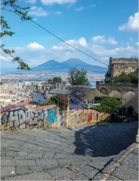  ??  ?? UTSIKT: Gå opp trappene La Pedamentin­a di San Martino, til klosteret San Martino og nyt den storslåtte utsikten.