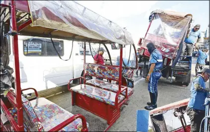  ?? EDD GUMBAN ?? Members of the Metropolit­an Manila Developmen­t Authority Special Operations Group Strike Force clear Mel Lopez Boulevard in Tondo, Manila of illegally parked e-tricycles and other road obstructio­ns yesterday.