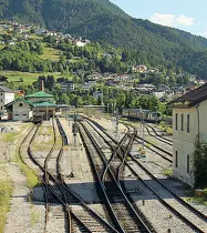 ??  ?? In carrozza La stazione di Calalzo, nodo ferroviari­o per le Dolomiti. L’implementa­zi one della rete ferroviari­a è fondamenta­le per il turismo.