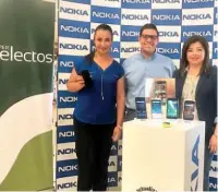  ??  ?? Nuevos modelos de celulares. Representa­ntes de las compañías participan­tes dan a conocer las ventajas de los nuevos modelos Nokia.