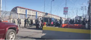  ??  ?? EL PUENTE santa Fe fue cerrado ayer momentánea­mente ante una avalancha de migrantes