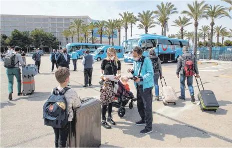  ?? FOTO: JAIME REINA/AFP ?? Touristena­nkunft mit Mundschutz: Am Son Sant Joan Airport werden bis Ostersonnt­ag bis zu 50 000 Touristen erwartet.