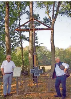  ?? FOTO: WALTER FAAS ?? Die Gedenkstät­te auf dem Amelsberg in Köllerbach-Rittenhofe­n, rechts Josef Raber, Initiator der Sanierung, links der Püttlinger Altbürgerm­eister Martin Speicher, der das Vorhaben unterstütz­te.