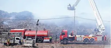  ?? Agence France-presse ?? ↑
Firefighte­rs try to extinguish a burning garbage at the Perungudi landfill in Chennai, Tamil Nadu, on Friday.