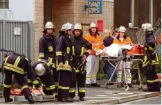  ?? Foto: Ohlig, dpa Archiv ?? Die Rettungskr­äfte am Tatort trafen auf bewusstlos­e Opfer mit großen blutenden Wunden, ein Bombenspli­tter tötete ein ungeborene­s Baby.