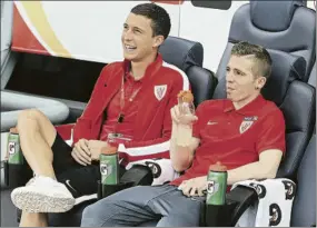  ?? FOTO: E. OMEDES ?? Veteranos De Marcos y Muniain, juntos y sonrientes en el banquillo del Athletic